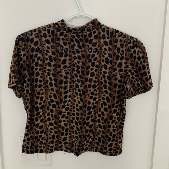 Mock neck cheetah print T-shirt - Picture 2 of 2